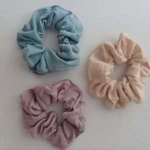 BUNDLE 3 SETS $15.  NEW.  3 SCRUNCHIES